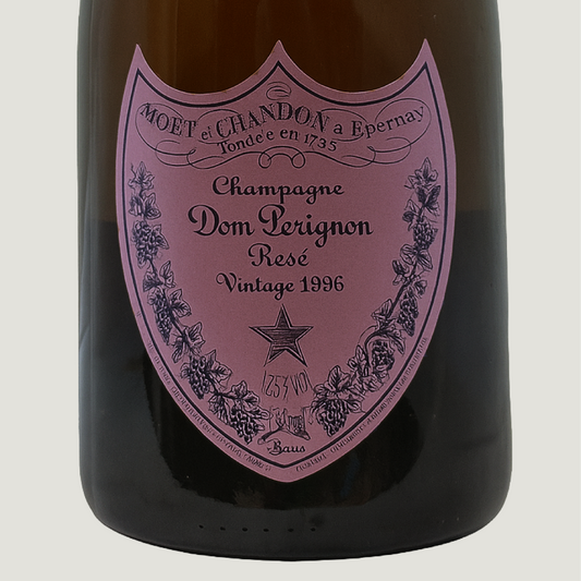 Detailaufnahme des rosa Etiketts der Dom Pérignon Rosé 1996 Flasche – elegante Vintage-Edition.