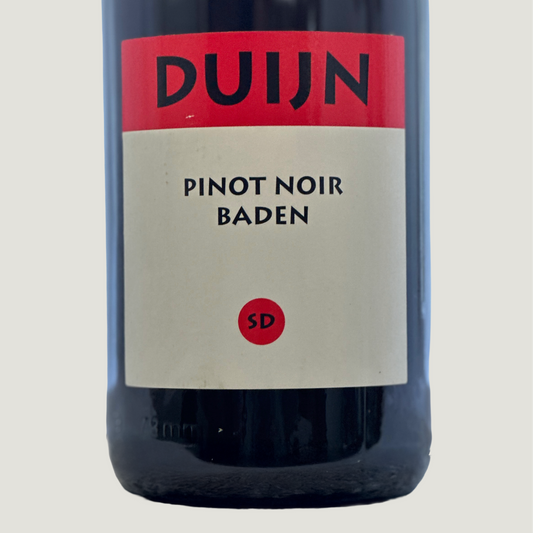 Nahaufnahme des Etiketts von Duijn Pinot Noir Baden – rotes und cremefarbenes Label mit SD-Siegel.