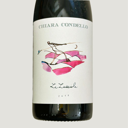 Nahaufnahme des Etiketts der Chiara Condello Le Lucciole 2015. Zu sehen ist eine abstrakte Zeichnung über violetten Farbflächen und der Schriftzug „Le Lucciole 2015“.