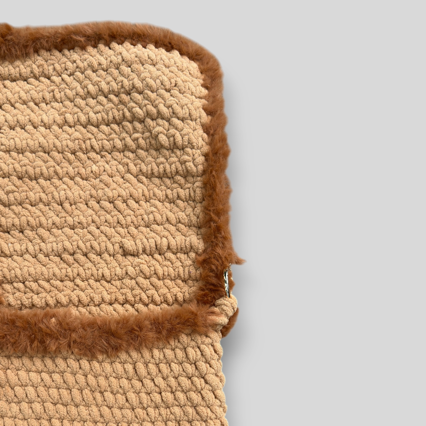 HOOK #123 – Camel Edge (Samtgarn mit Kunstfellkante)