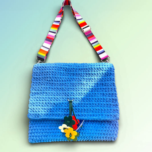 Handgehäkelte blaue Crossbody Tasche Blue Bloom #154 mit breitem verstellbarem Schultergurt