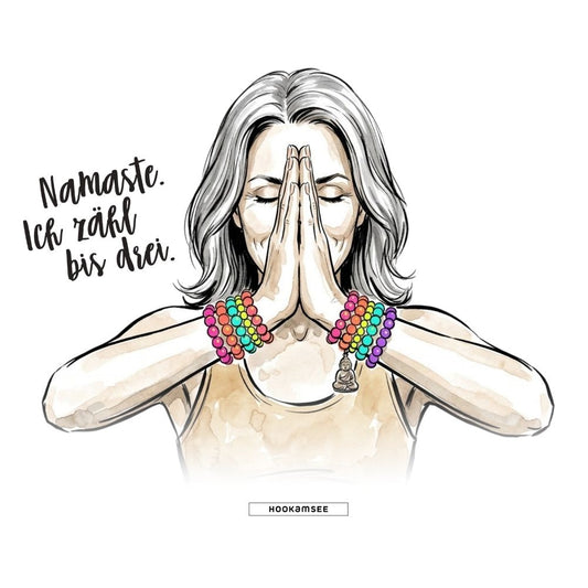 Aquarell-Zeichnung einer Frau mit silbergrauem Haar, die die gefalteten Hände vor das Gesicht hält, mit bunten Perlenarmbändern und Buddha-Anhänger, daneben handschriftlicher Spruch