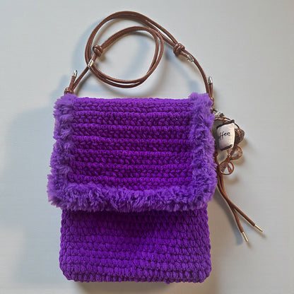 Handmade Micro Bag Purple Statement #153 aus Samtgarn mit Kunstfellkante und Schultergurt
