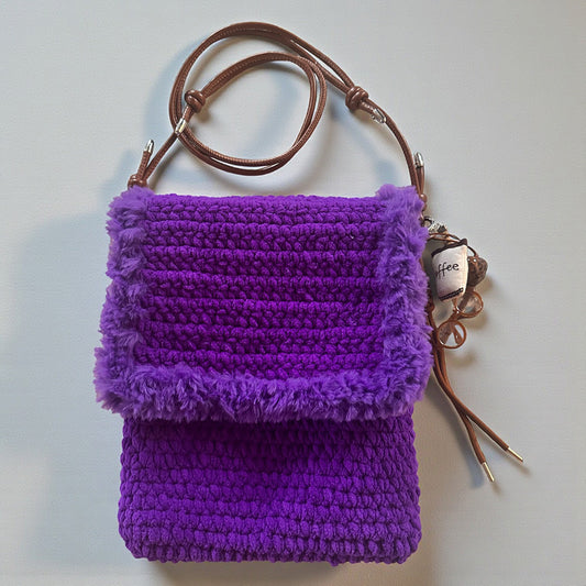 Handmade Micro Bag Purple Statement #153 aus Samtgarn mit Kunstfellkante und Schultergurt
