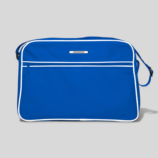 Retro Schultertasche Classic Edition #149 in Blau als Crossbody Tasche im Park getragen
