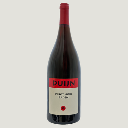 Gesamtansicht der Magnumflasche Duijn Pinot Noir Baden – elegante Rotweinflasche mit minimalistischem Etikettendesign.