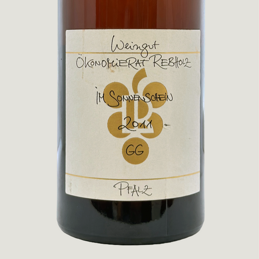Vorderes Etikett des Rieslings GG 2011 vom Weingut Ökonomierat Rebholz mit handschriftlicher Aufschrift ‚Im Sonnenschein · Pfalz‘ und goldenem GG-Logo