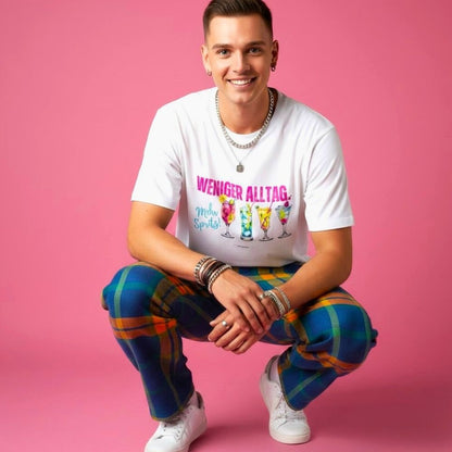 Männliches Model im weißen Sommer-Shirt mit Cocktail-Print und Statement „Weniger Alltag. mehr Spritz!“ in lässiger Pose.