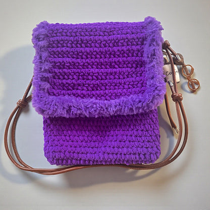 Handmade Micro Bag Purple Statement #153 aus Samtgarn mit strukturierter Oberfläche
