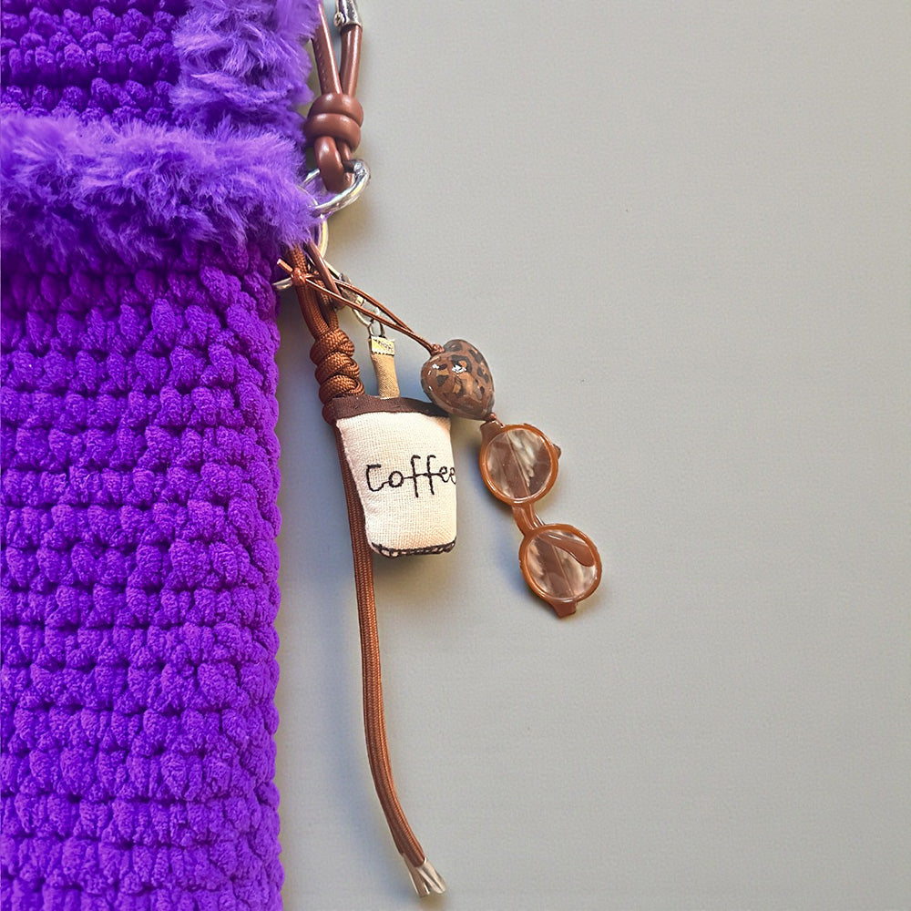 Detail der Handmade Micro Bag Purple Statement #153 mit dekorativem Taschencharm
