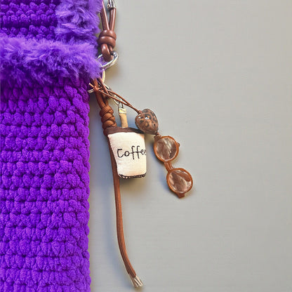 Detail der Handmade Micro Bag Purple Statement #153 mit dekorativem Taschencharm
