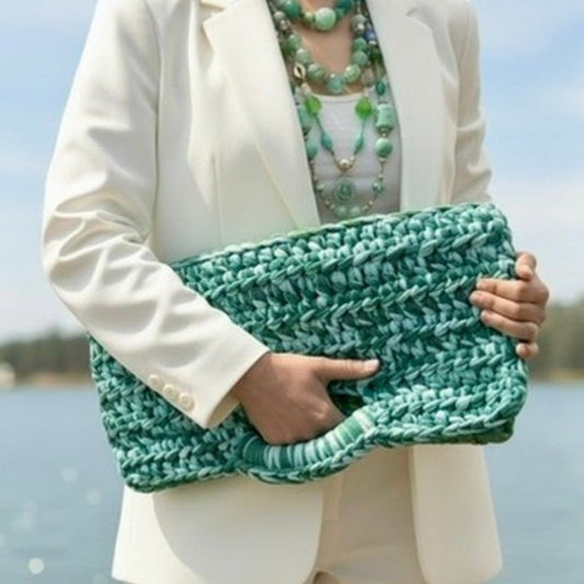 Häkeltasche Clutch Grün – großes Statement-Unikat aus recyceltem T-Shirtgarn #165
