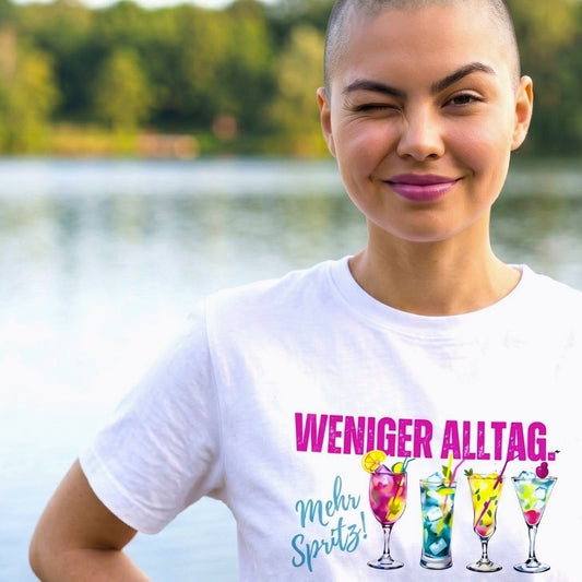     Portraitaufnahme eines weißen Sommer-Shirts mit Cocktail-Illustration und Statement-Print am See.