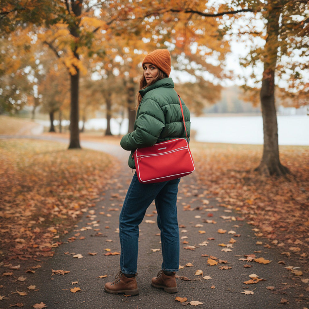 Rote Retro Umhängetasche Classic Edition #149 getragen auf einem herbstlichen Spazierweg
