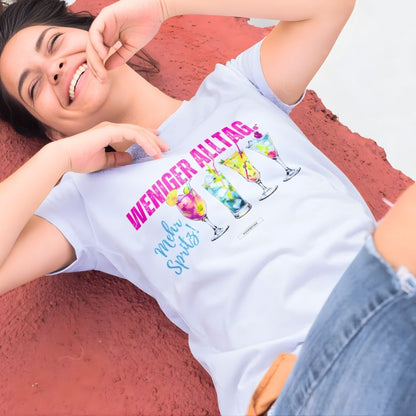     Lifestyle-Aufnahme eines weißen Sommer-Shirts mit Cocktail-Motiv und pinkem Statement-Print.