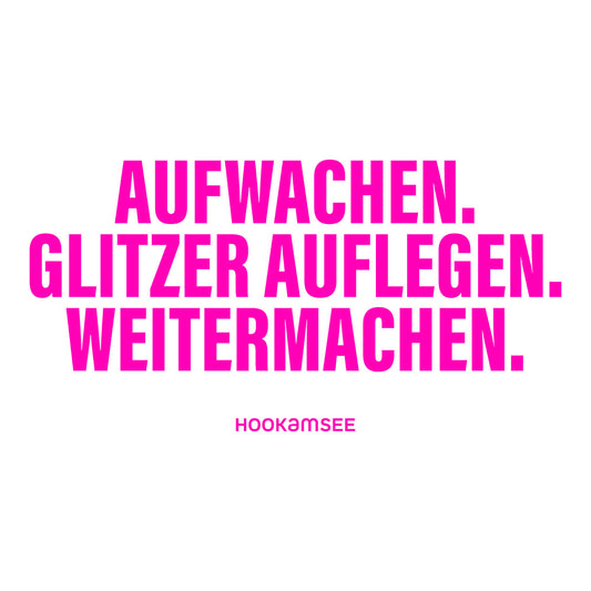Großformatige pinke Typografie „AUFWACHEN. GLITZER AUFLEGEN. WEITERMACHEN.“ mit HOOKamSEE Schriftzug auf transparentem Hintergrund