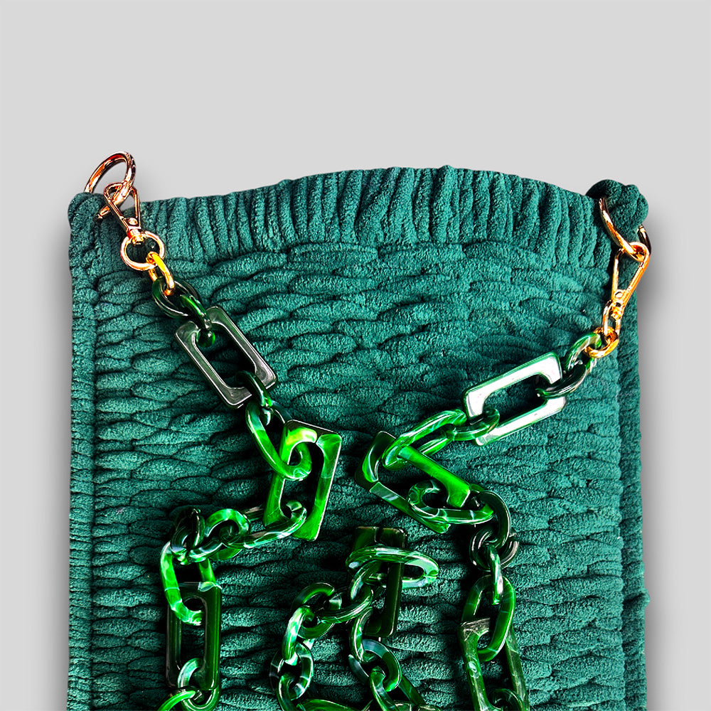 Detail der Gitterstruktur der Tasche Racing Green #120 aus Samtgarn
