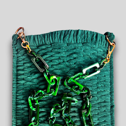 Detail der Gitterstruktur der Tasche Racing Green #120 aus Samtgarn
