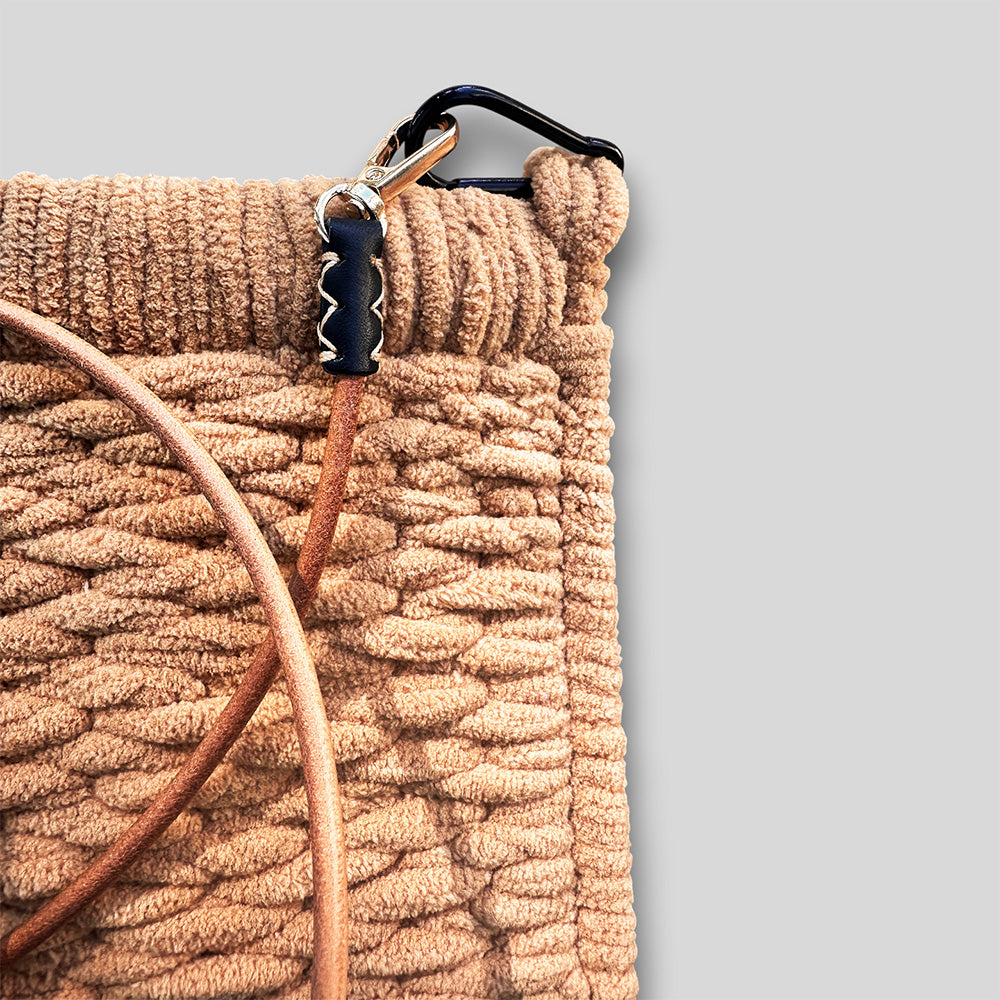 Detail des Kunstledergurts der Gitterstruktur Tasche Urban Beige #119 – hochwertige Verarbeitung der Handmade Tasche