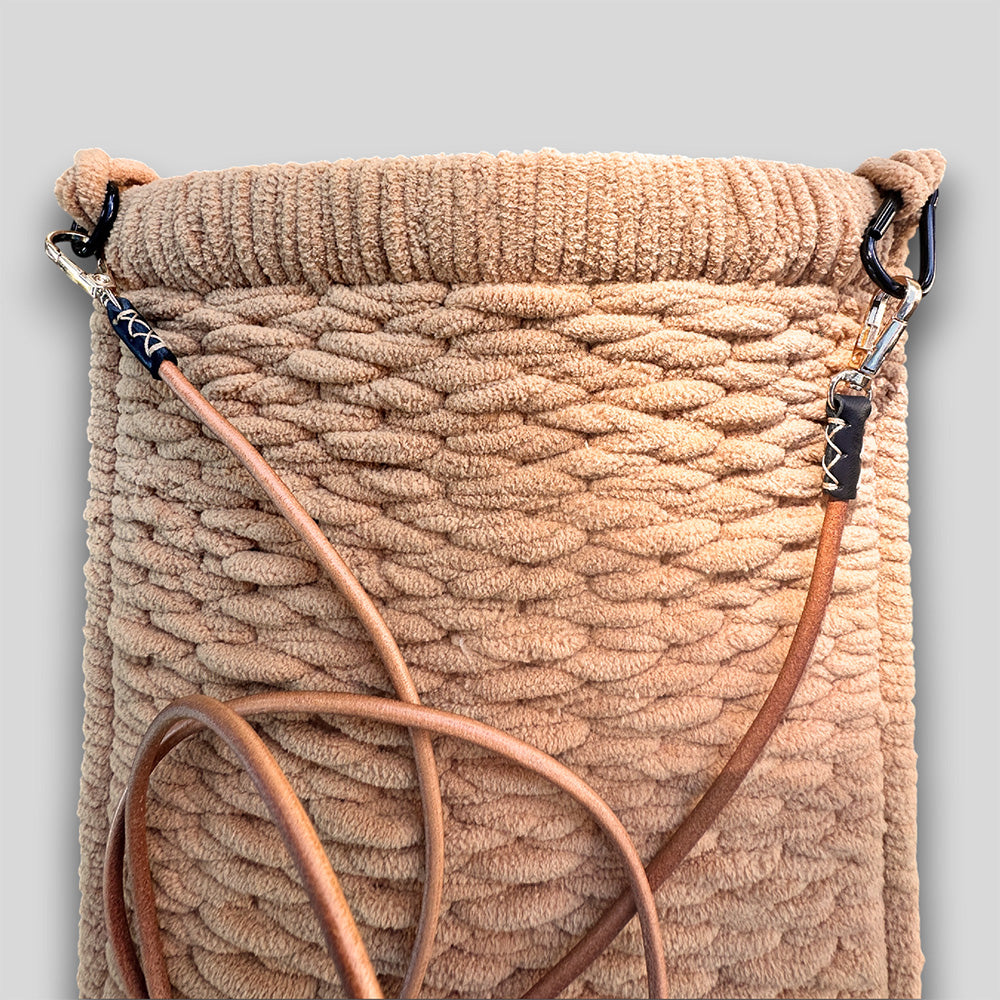 Detailaufnahme der Gitterstruktur Tasche Urban Beige #119 – strukturierte Oberfläche aus Samtgarn in Plastic-Canvas Technik