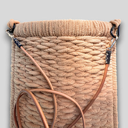 Detailaufnahme der Gitterstruktur Tasche Urban Beige #119 – strukturierte Oberfläche aus Samtgarn in Plastic-Canvas Technik