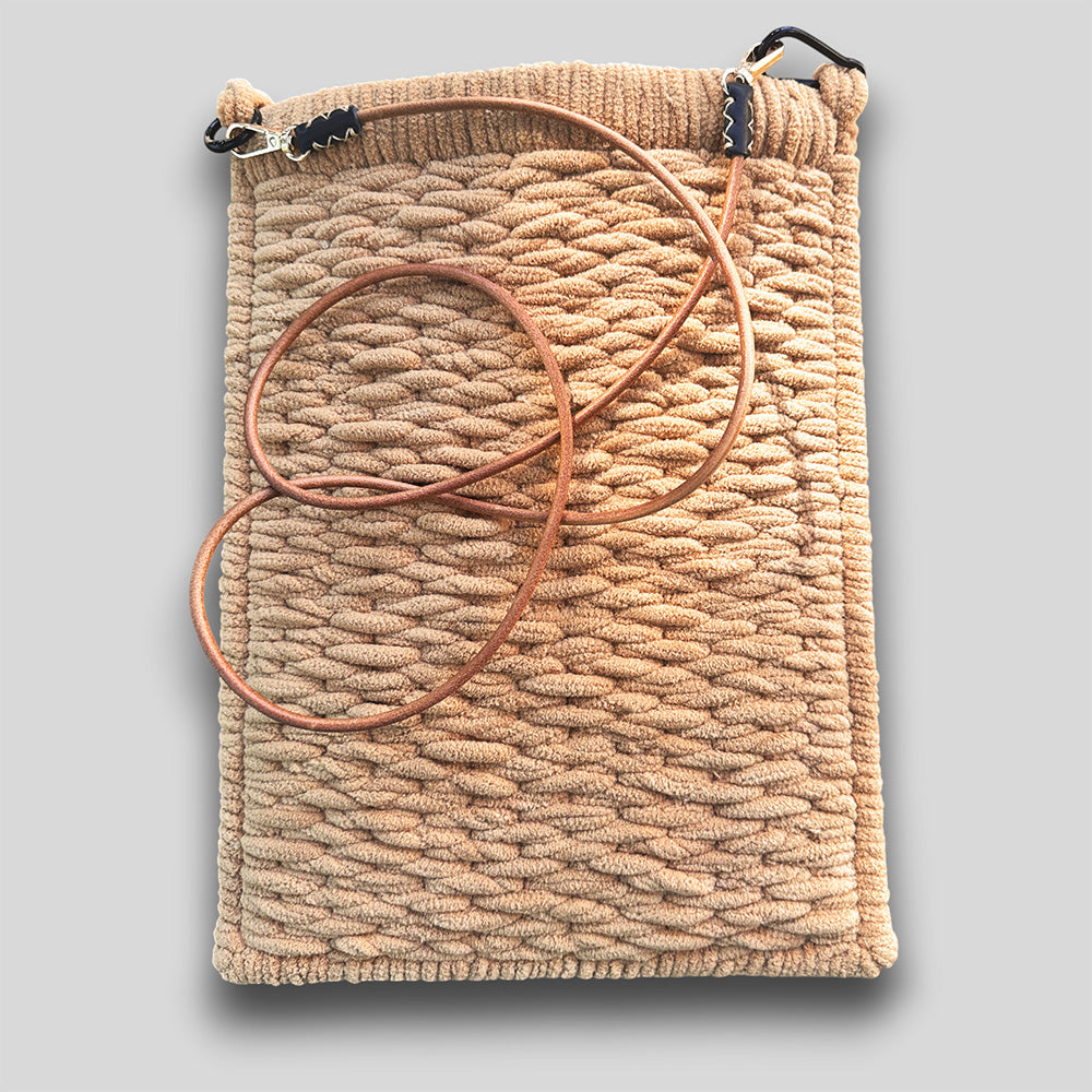 Handgefertigte Gitterstruktur Tasche Urban Beige #119 aus Samtgarn mit Kunstledergurt – minimalistische Smartphone Tasche
