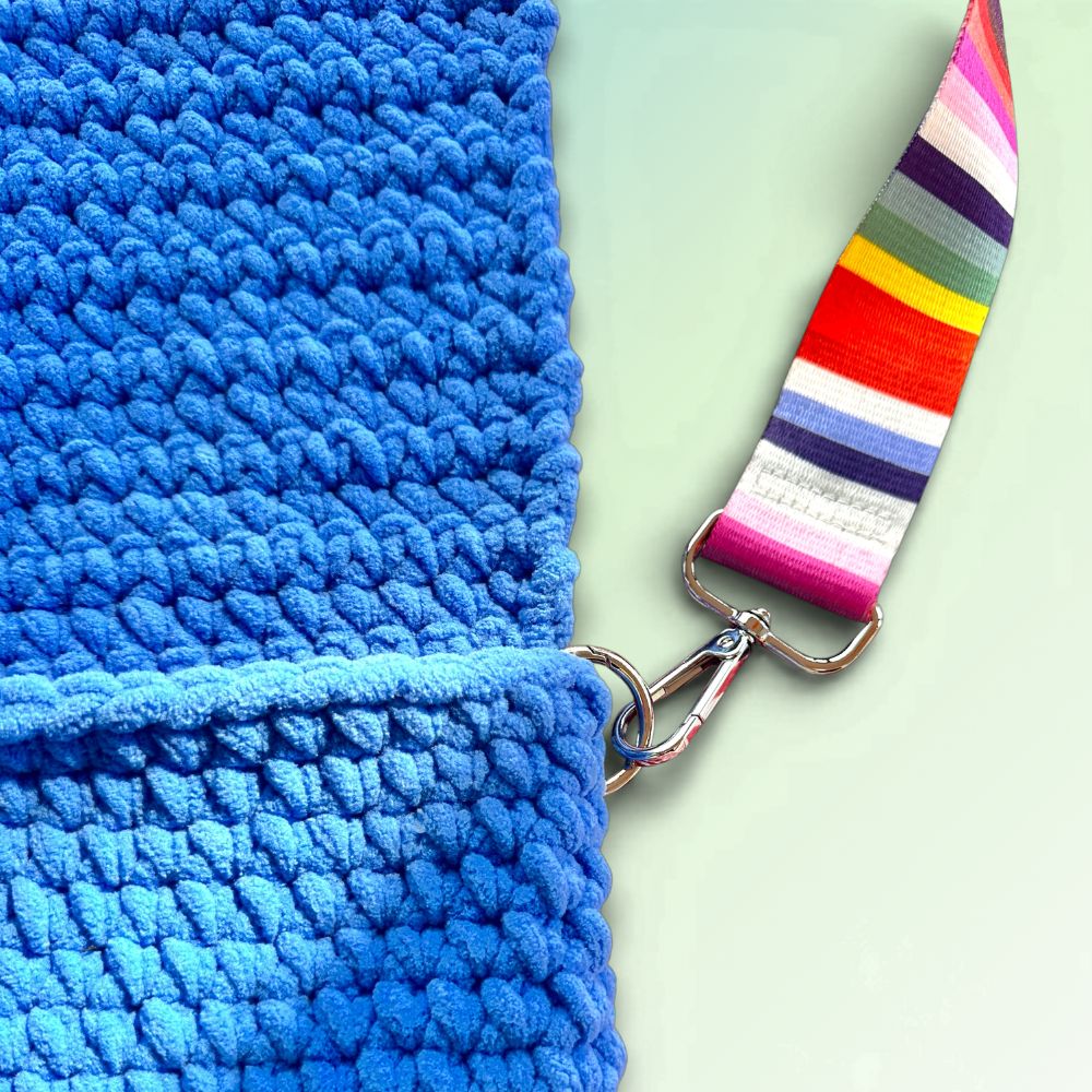 Detail des breiten verstellbaren Schultergurts der Häkeltasche Blue Bloom #154
