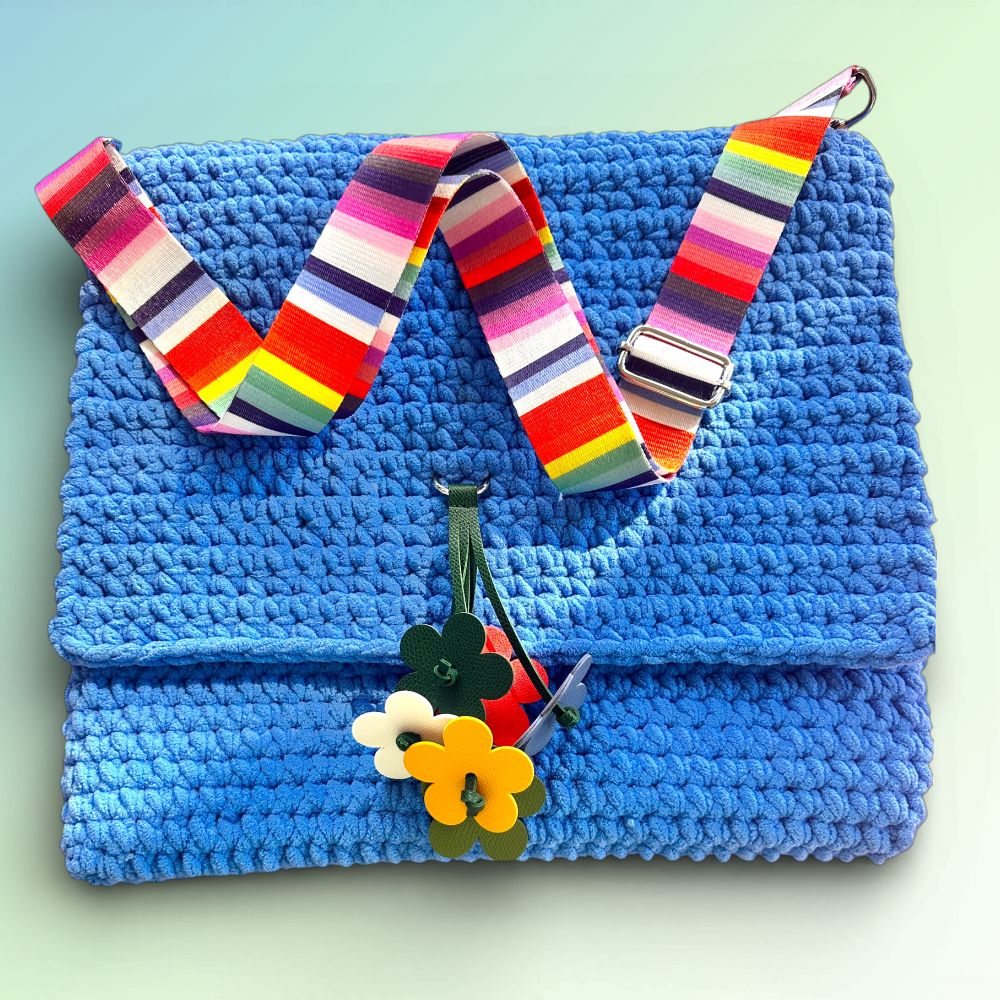 Große blaue Häkeltasche Blue Bloom #154 aus Chunky-Garn mit buntem Schultergurt und Lederblumen-Charm