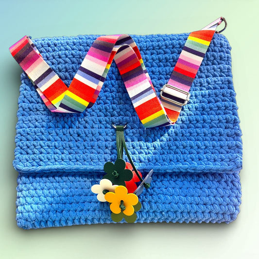 Große blaue Häkeltasche Blue Bloom #154 aus Chunky-Garn mit buntem Schultergurt und Lederblumen-Charm