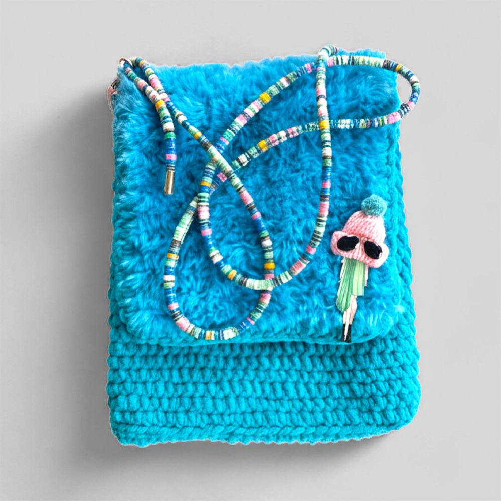 Handgefertigte Häkeltasche Blue Breeze #140 aus Samtgarn mit buntem Schultergurt
