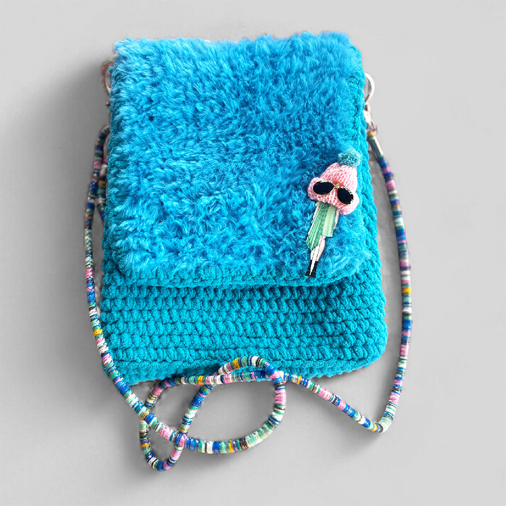 Häkeltasche Blue Breeze #140 aus Samtgarn mit weicher Kunstfellklappe
