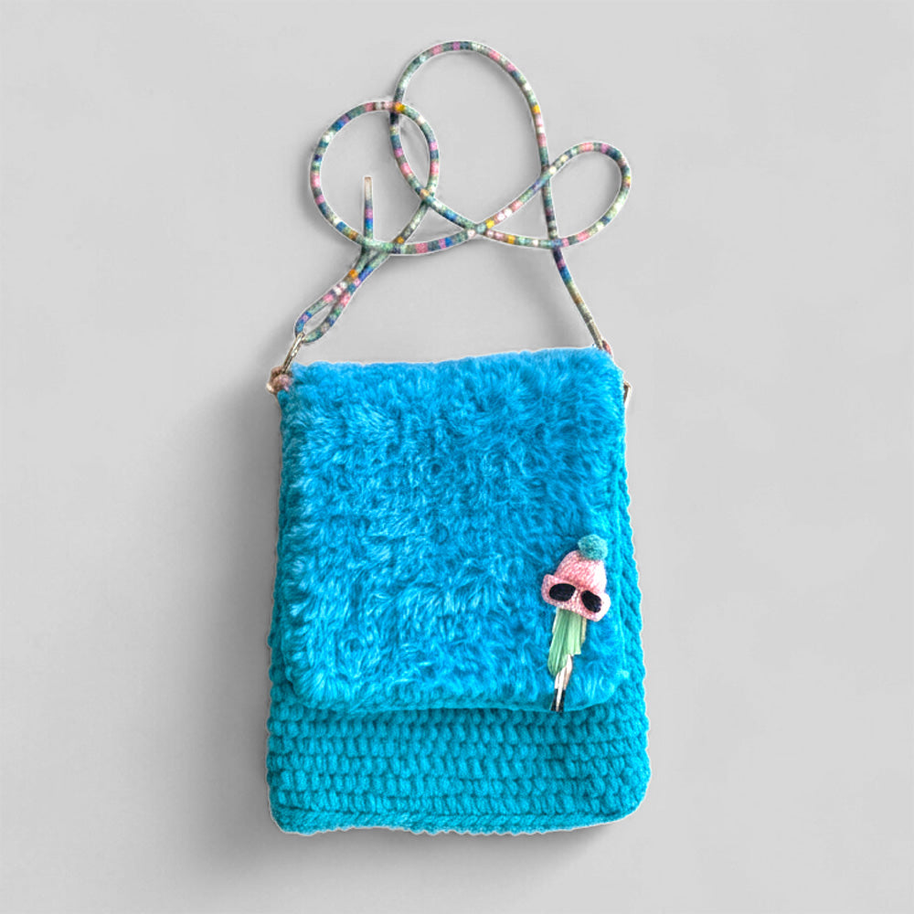 Häkeltasche Blue Breeze #140 Crossbody Tasche mit langem buntem Schultergurt
