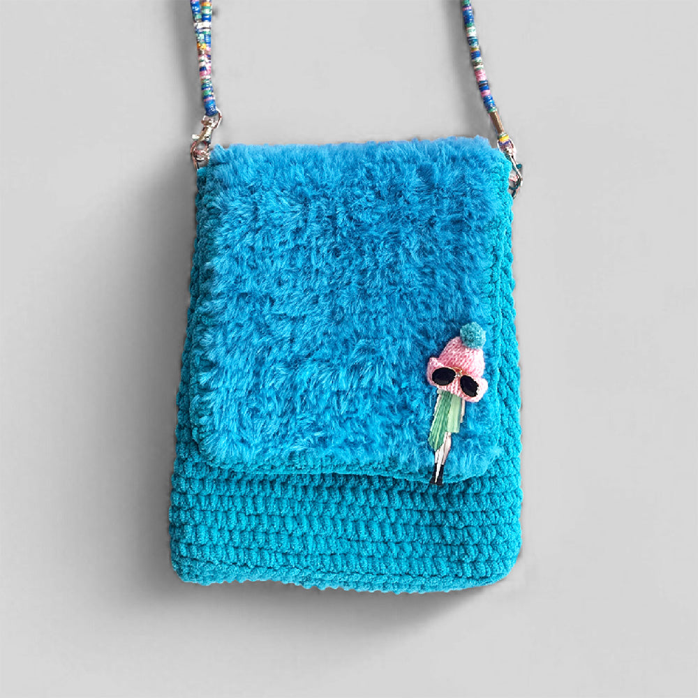 Detail der Häkeltasche Blue Breeze #140 mit dekorativer Ansteckfigur
