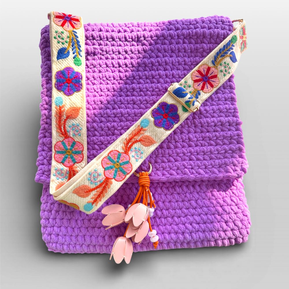 Häkeltasche Flieder Bloom mit breitem besticktem Schultergurt mit Blumenstickerei
