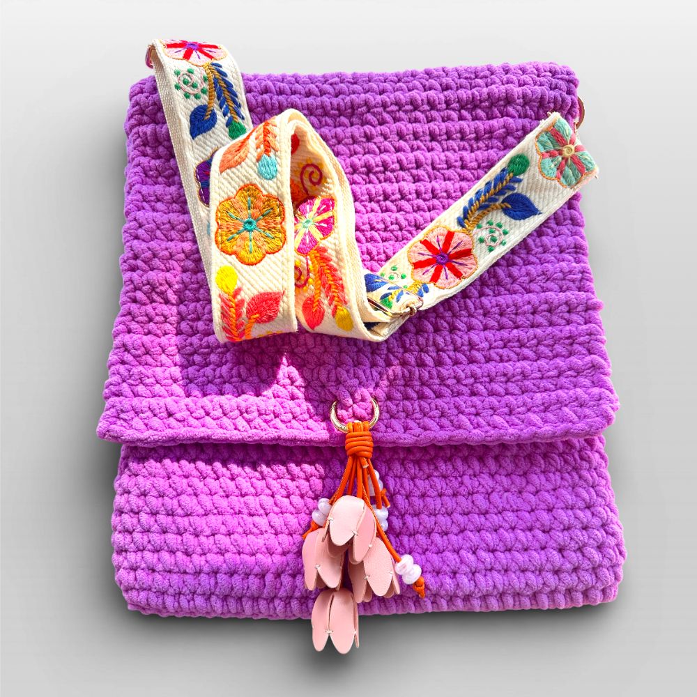 Große handgemachte Häkeltasche in Flieder aus Chunky Garn mit besticktem Schultergurt und Tulpen Charm von HOOKamSEE
