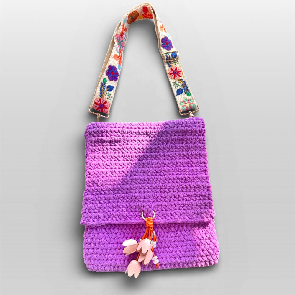 Große Häkeltasche aus weichem Chunky Garn in Flieder mit besticktem Gurt
