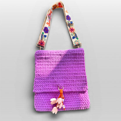 Große Häkeltasche aus weichem Chunky Garn in Flieder mit besticktem Gurt
