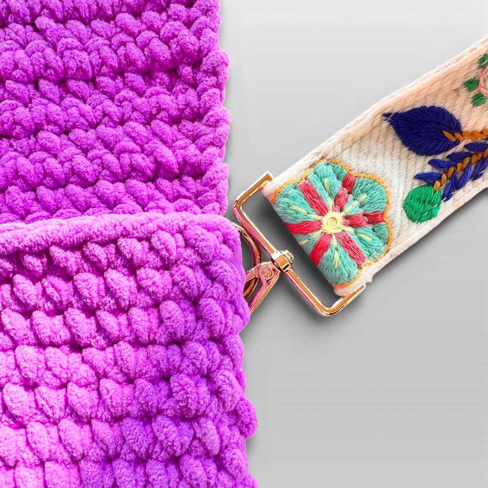 Detailaufnahme der weichen Chunky Garn Häkelstruktur der Flieder Häkeltasche
