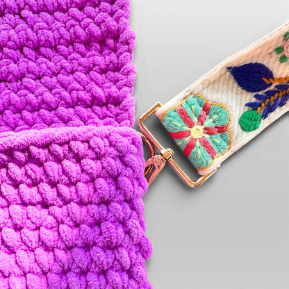 Detailaufnahme der weichen Chunky Garn Häkelstruktur der Flieder Häkeltasche
