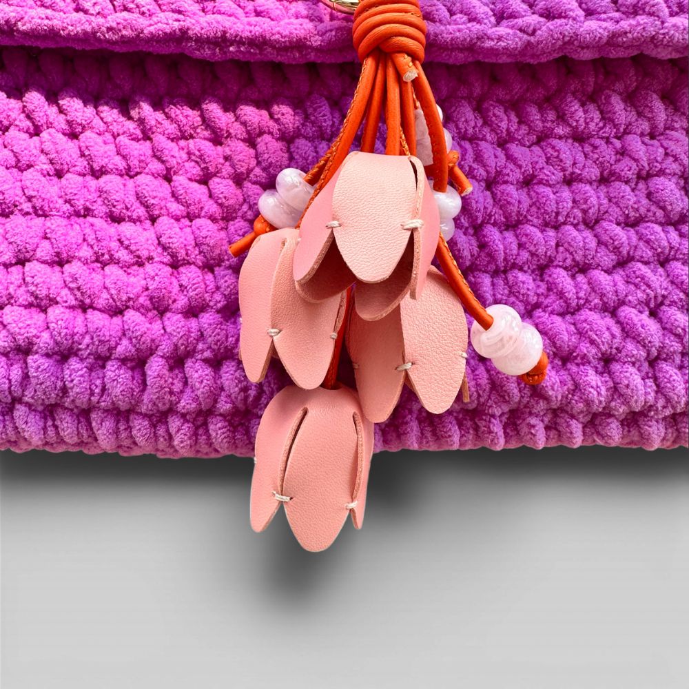 Detail Tulpen Taschencharm aus orange und rosafarbenem Kunstleder an der Häkeltasche
