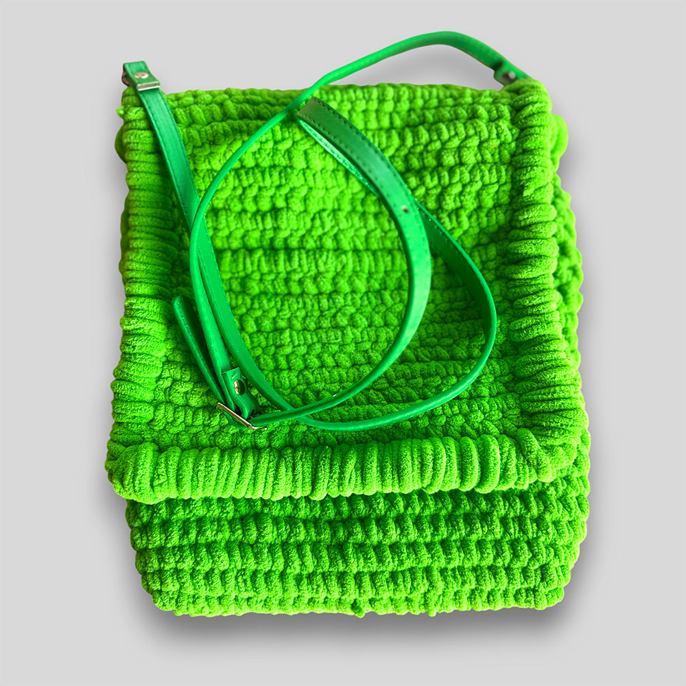 Häkeltasche Green Spirit #128 handgefertigte Crossbody Tasche aus Samtgarn in Grün

