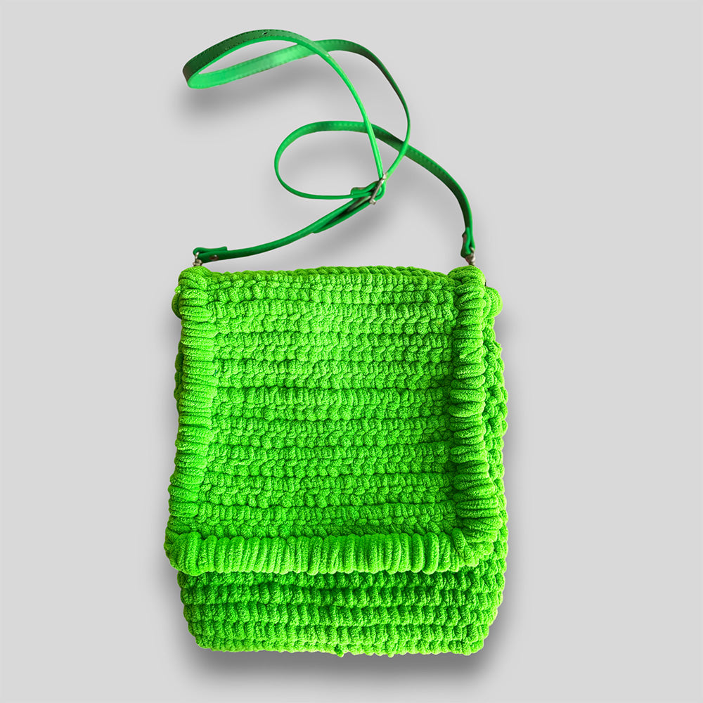 Handgemachte Häkeltasche Green Spirit #128 Crossbody Tasche aus Samtgarn
