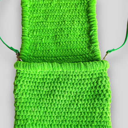 Häkeltasche Green Spirit #128 aus Samtgarn in kräftigem Grün

