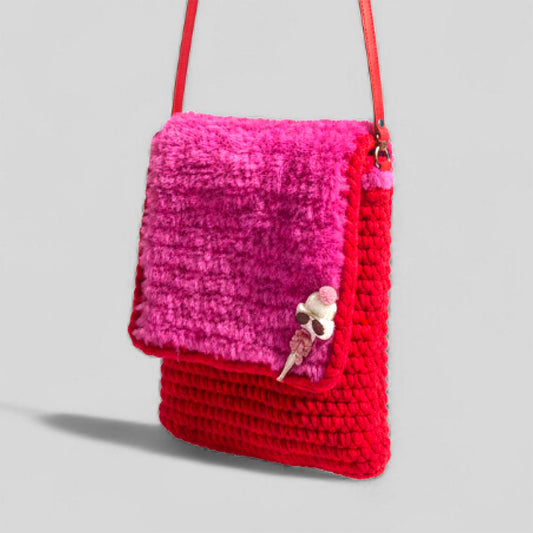 Häkeltasche Pink Power #141 handgefertigte Crossbody Tasche aus Samtgarn mit pinkem Kunstfell Deckel
