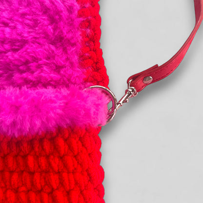 Häkeltasche Pink Power #141 handgefertigte Umhängetasche flach liegend mit rotem Gurt
