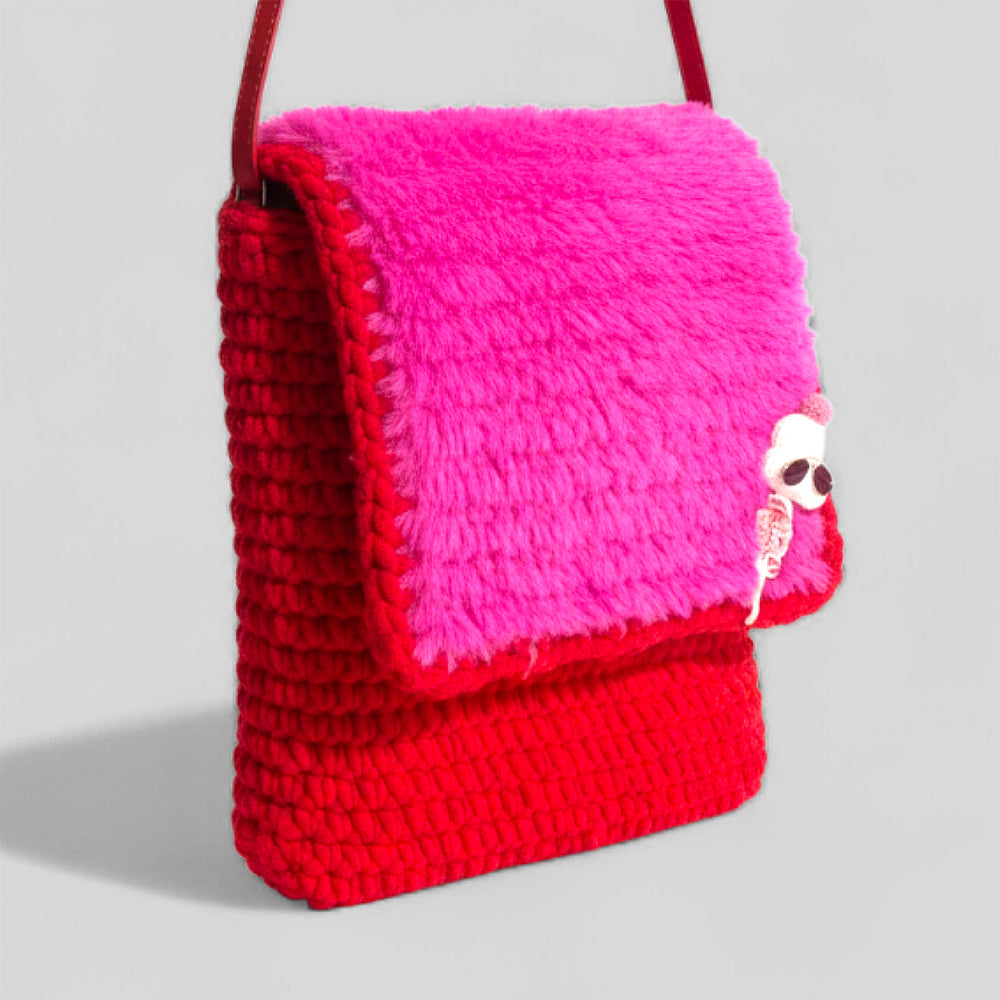 Häkeltasche Pink Power #141 handgefertigte Schultertasche aus rotem Samtgarn mit pinkem Kunstfell
