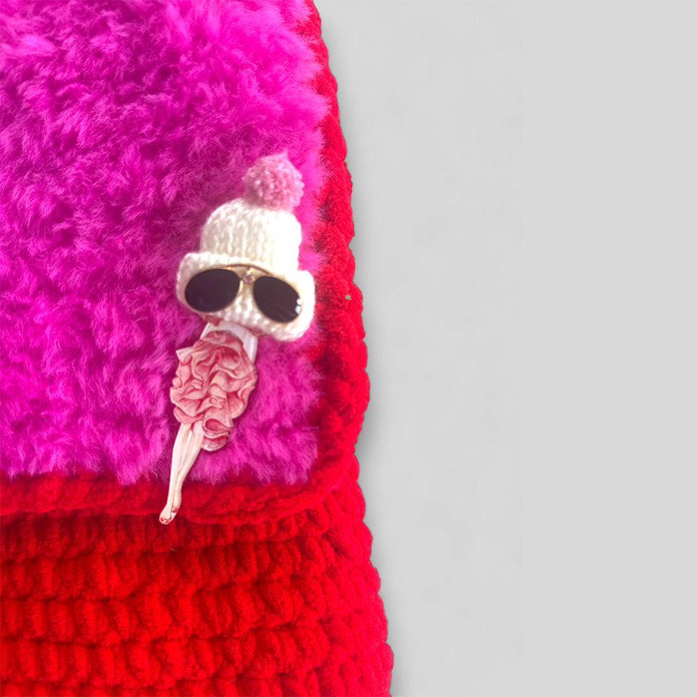 Häkeltasche Pink Power #141 handgefertigte Tasche Seitenansicht mit Samtgarn Struktur
