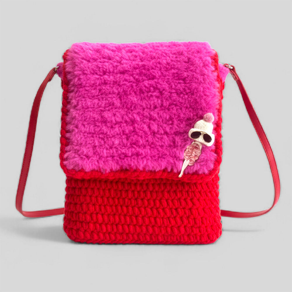 Häkeltasche Pink Power #141 handgefertigte Umhängetasche aus Samtgarn mit pinkem Kunstfell-Deckel und rotem Gurt Frontansicht