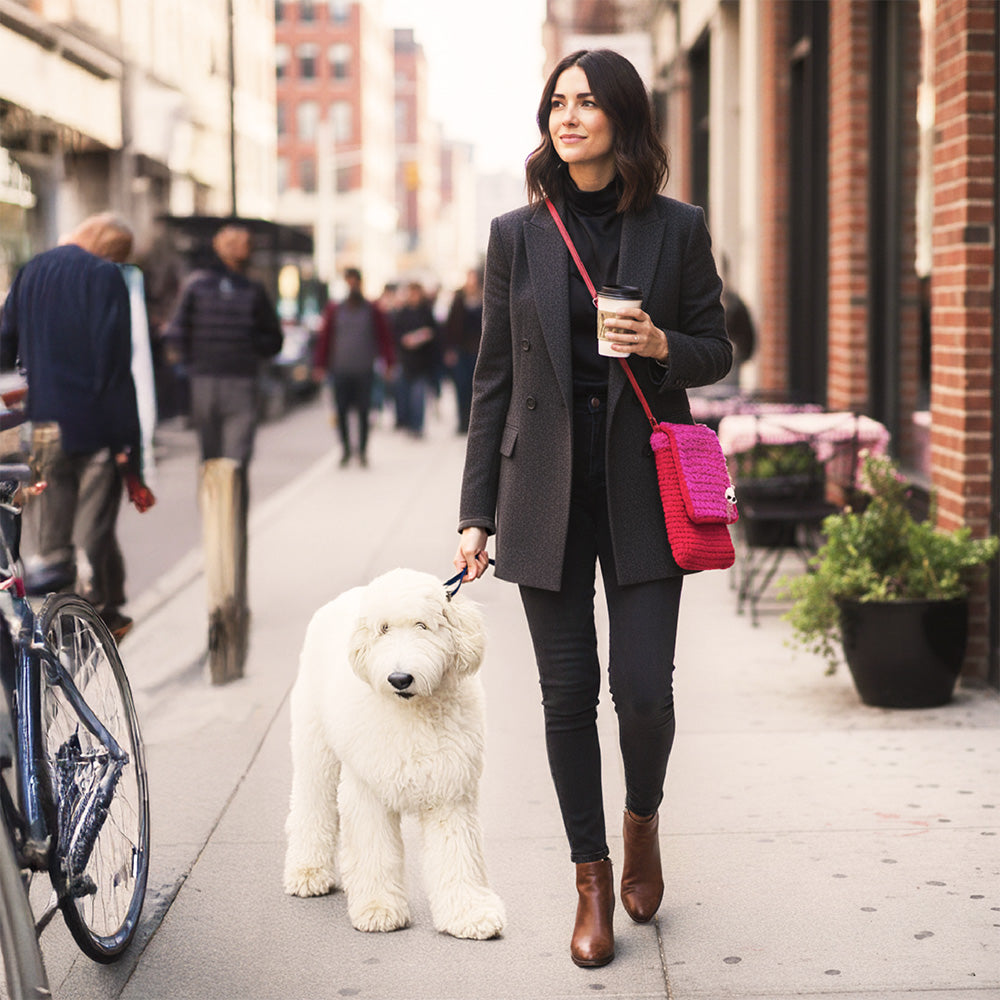 Häkeltasche Pink Power #141 handgefertigte Crossbody Tasche getragen im Alltag Streetstyle
