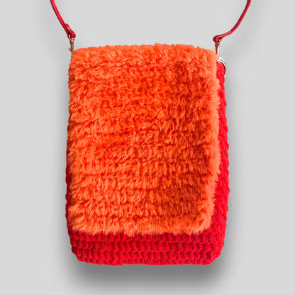 Häkeltasche Sunset Glow #131 mit flauschiger Kunstfellklappe aus Samtgarn
